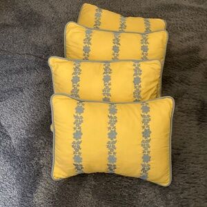 Four beautiful decorative pillows.